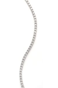 Bracciale Tennis bianco con brillanti, un design vivace e luminoso che aggiunge un tocco di colore al tuo look.