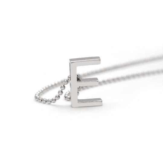 Collana con Lettera E in Argento 925 su catena a sfere, un accessorio raffinato e personalizzato.