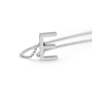 Primo piano della Collana Iniziale Lettera E in Argento 925 con catena a sfere, un gioiello minimal ed elegante.