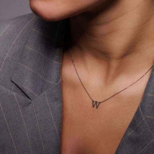 Modella che indossa Collana iniziale lettera W in Argento 925
