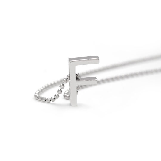 Collana con Lettera F in Argento 925 su catena a sfere, un accessorio raffinato e personalizzato.