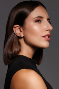 Primo piano modella che indossa un Orecchino Punto Luce in Argento 925 con brillante bianco, per un tocco di luce ed eleganza.
