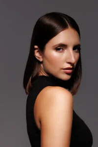 Modella con set di due Orecchini Punto Luce in Argento 925 placcato oro giallo, con brillanti bianchi, per un look luminoso e sofisticato.