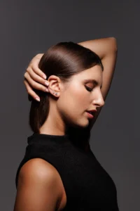 Modella che indossa un set di due Orecchini Punto Luce per orecchio, creando un effetto luminoso e sofisticato.
