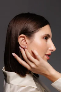 Modella indossa gli Orecchini Punto Luce con brillanti rosa in Argento 925, un accessorio elegante per ogni occasione.