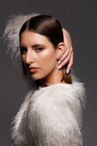 Modella che indossa Orecchino Round Cuore Bianco, un gioiello raffinato con design a cuore e brillantezza bianca.