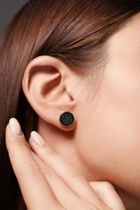 Primo piano del viso di una modella con l'orecchino Round Margherita Nero.