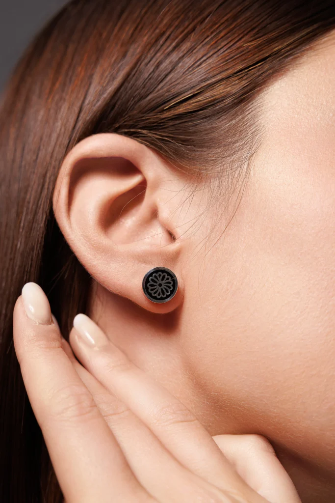 Primo piano del viso di una modella con l'orecchino Round Margherita Nero.