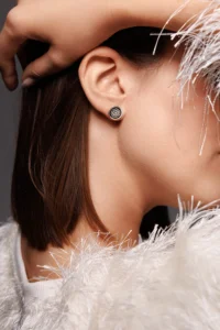 Primo piano del viso di una modella con l'orecchino Round Dalia Nero.