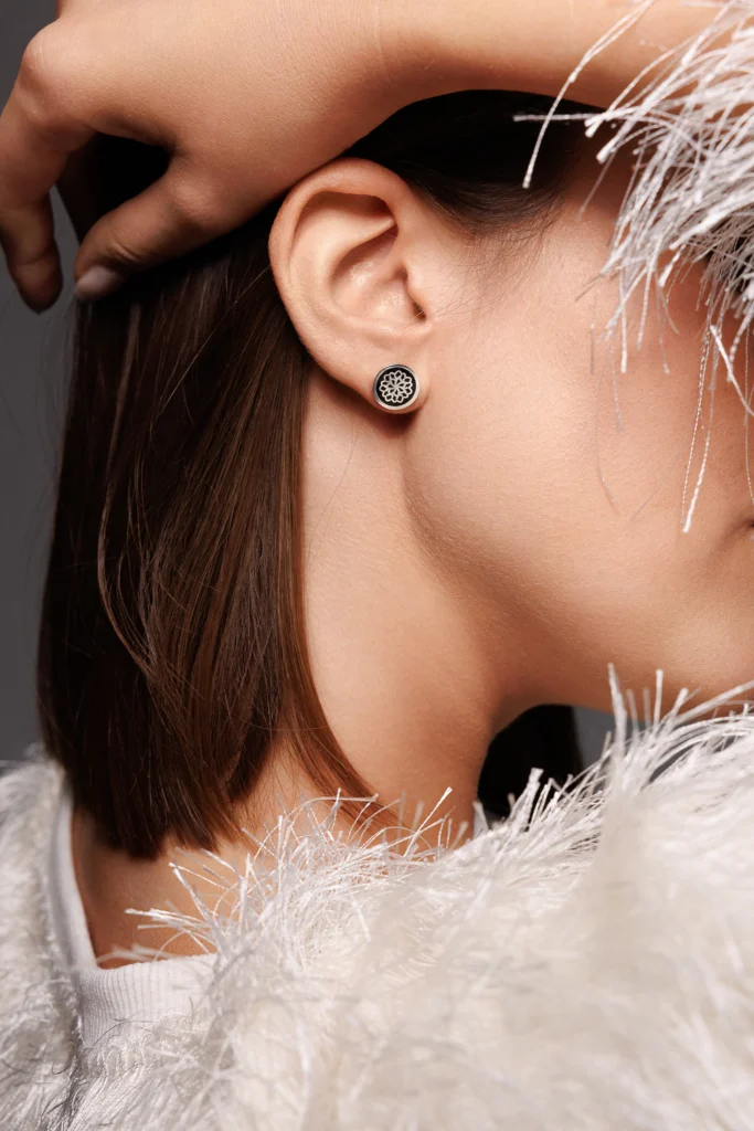 Primo piano del viso di una modella con l'orecchino Round Dalia Nero.
