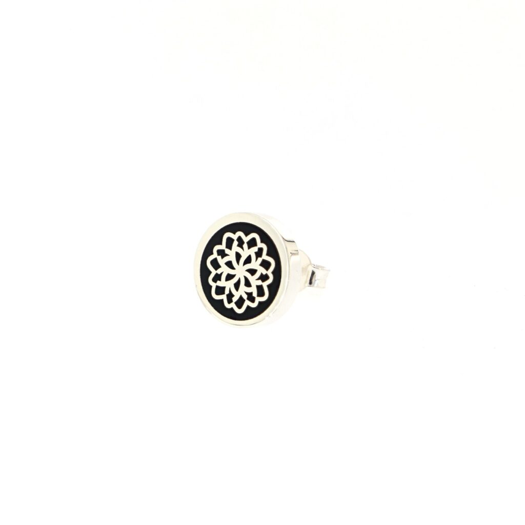 Orecchino singolo in argento 925, smalto nero, con design a fiore.