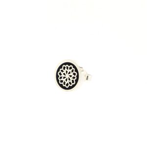 Orecchino singolo in argento 925, smalto nero, con design a fiore.