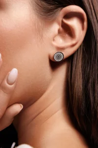 Primo piano del viso di una modella con l'orecchino Round Dalia Bianco.
