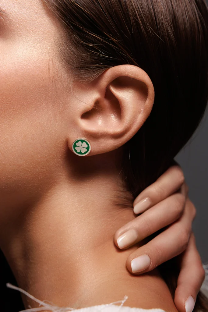 Primo piano del viso di una modella con l'orecchino Round Quadrifoglio Verde.