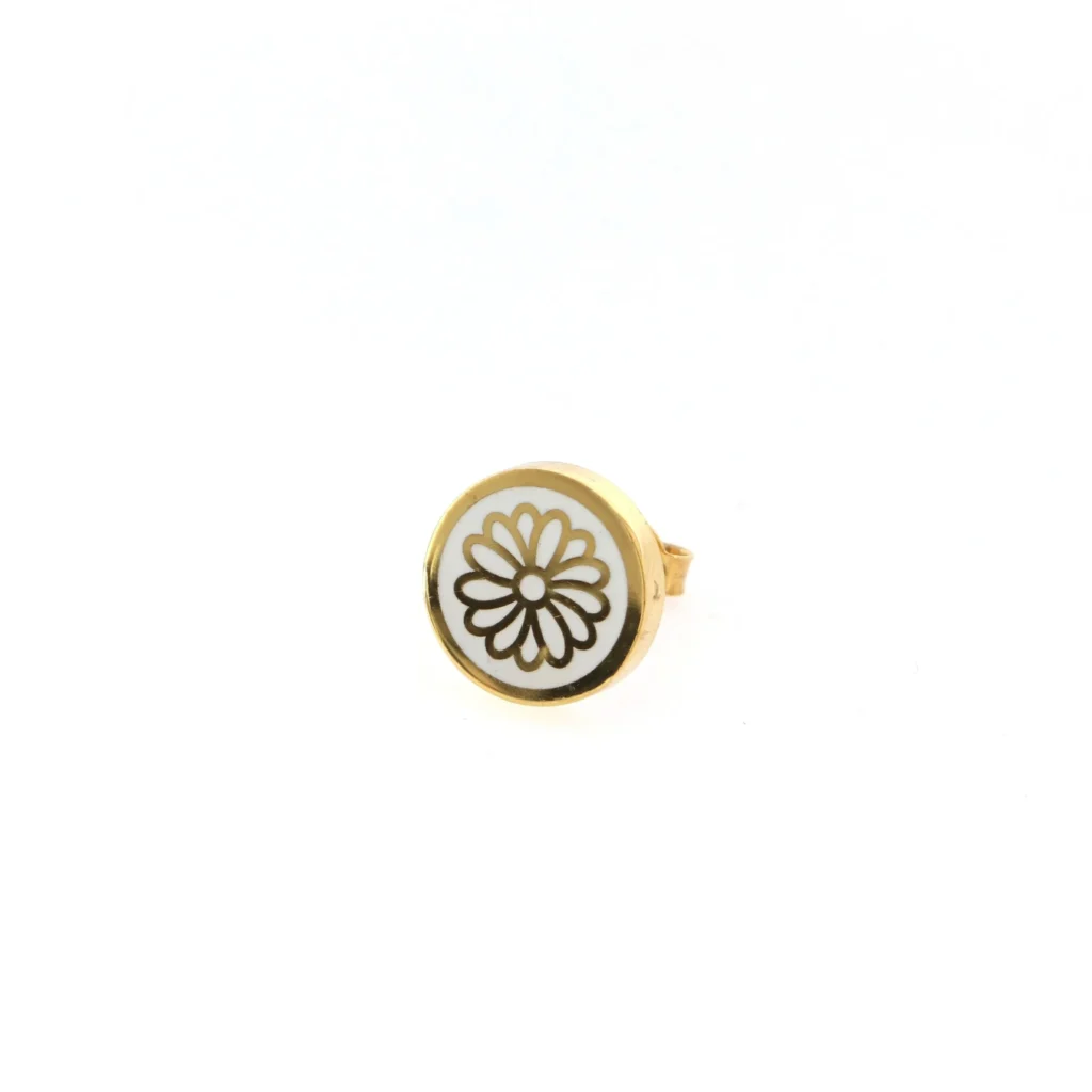 Orecchino singolo in argento 925, smalto bianco, design floreale.