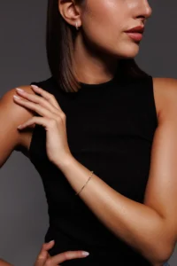 Modella che indossa il Bracciale Tennis giallo multicolor, un accessorio luminoso e trendy che aggiunge energia al look.