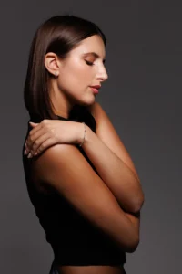 Modella che indossa un paio di Orecchini a Cerchio in Argento 925 con brillanti multicolor, ideale per un look sofisticato e originale.
