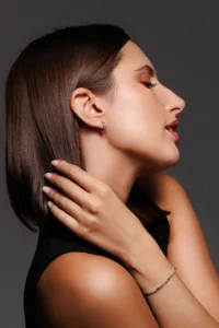 Primo piano della modella con Orecchini a Cerchio in Argento 925 con Brillanti Multicolor