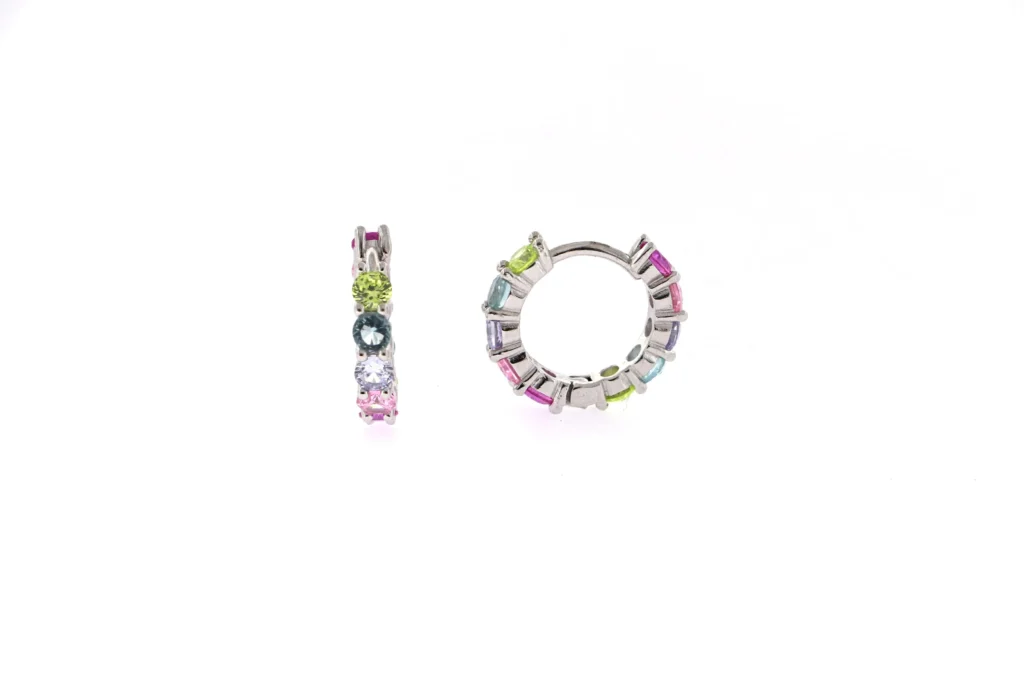 Orecchini a Cerchio in Argento 925 con brillanti multicolor, gioielli luminosi ed eleganti per un look vivace e sofisticato.