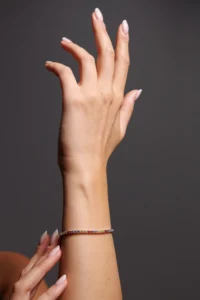 Close-up del Bracciale Tennis multicolor con brillanti, un accessorio elegante che unisce stile e vivacità.