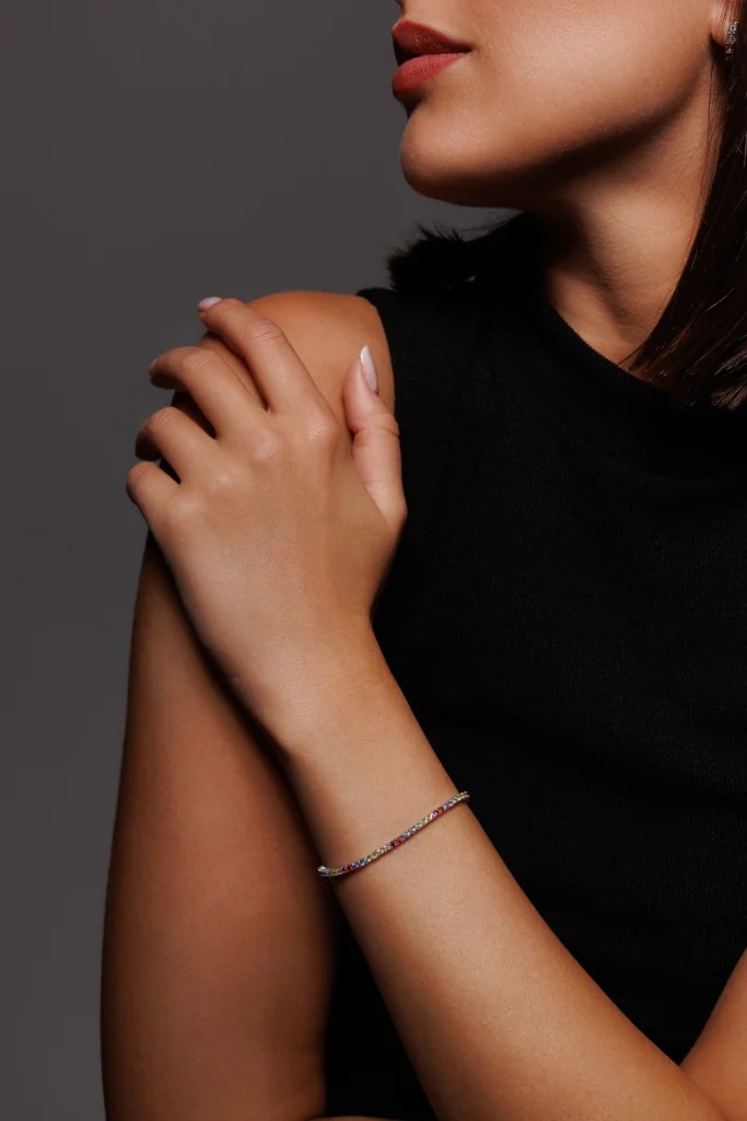 Modella che indossa il Bracciale Tennis multicolor, un gioiello colorato e luminoso che cattura l’attenzione.