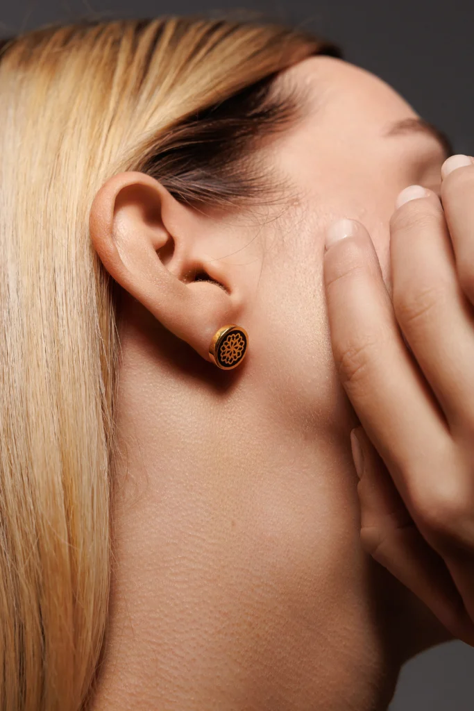 Primo piano del viso di una modella con l'orecchino Round Dalia Nero.