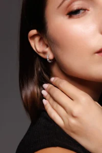 Primo piano della modella che indossa Orecchini a Cerchio in Argento 925 con brillanti bianchi, perfetti per un’eleganza senza tempo.