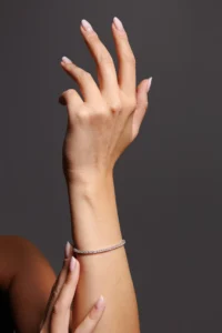 Close-up del Bracciale Tennis bianco con brillanti bianchi, un design elegante e sofisticato.