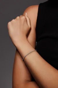 Modella che indossa il Bracciale Tennis bianco, per un look elegante e raffinato.