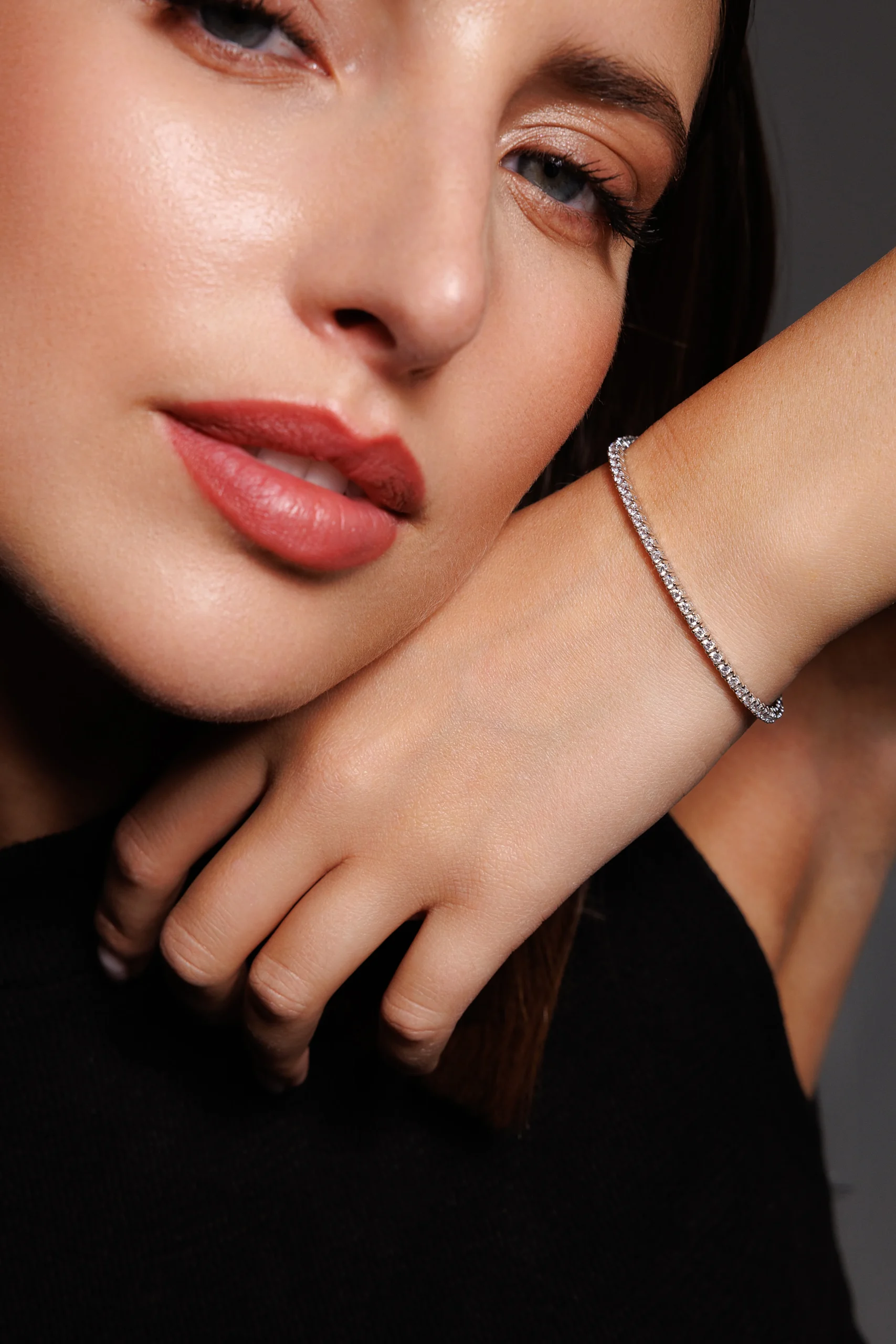 Modella che indossa il Bracciale Tennis bianco, un gioiello elegante e luminoso.