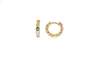 Orecchini a cerchio con brillanti multicolor, placcati oro giallo, design elegante e vivace.