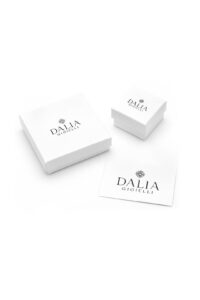 Scatola regalo Dalia Gioielli in bianco con logo, perfetta per presentare i tuoi gioielli con raffinatezza.